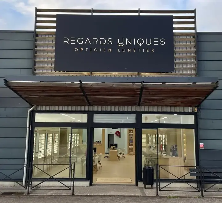 Devanture magasin regards uniques guines