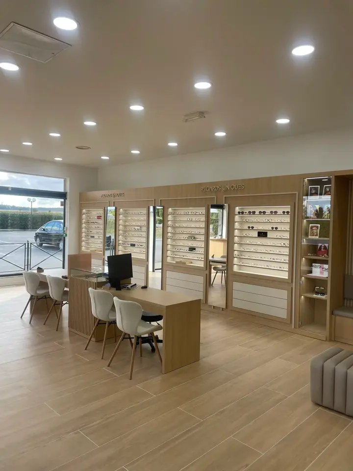Photo intérieure du magasin proposant les montures femmes