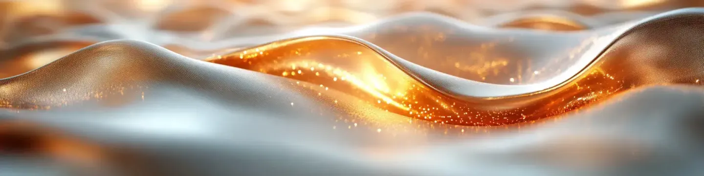Un gros plan d'un tissu ondulé aux reflets argentés et dorés, illuminé par des éclats lumineux créant une texture fluide et élégante.