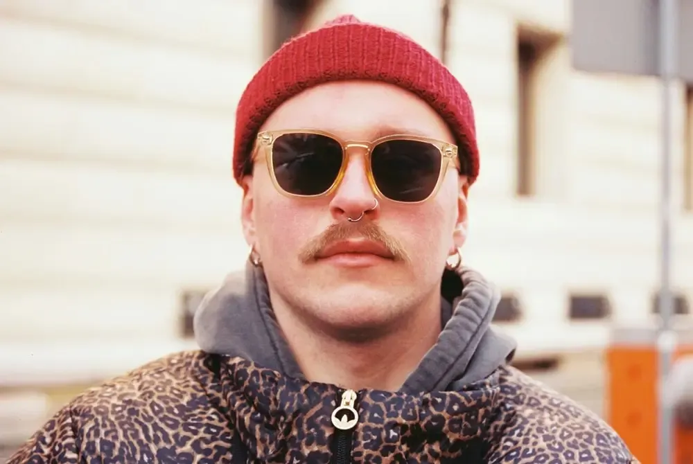 visage rond et lunettes homme