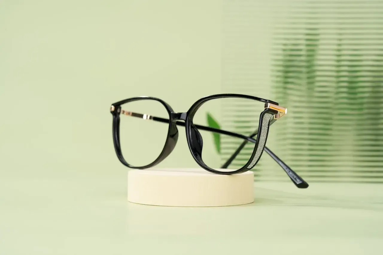 Apprenez à comprendre une ordonnance de lunettes, ses abréviations, le jargon et les troubles de la vision à corriger (myopie, presbytie, hypermétropie).