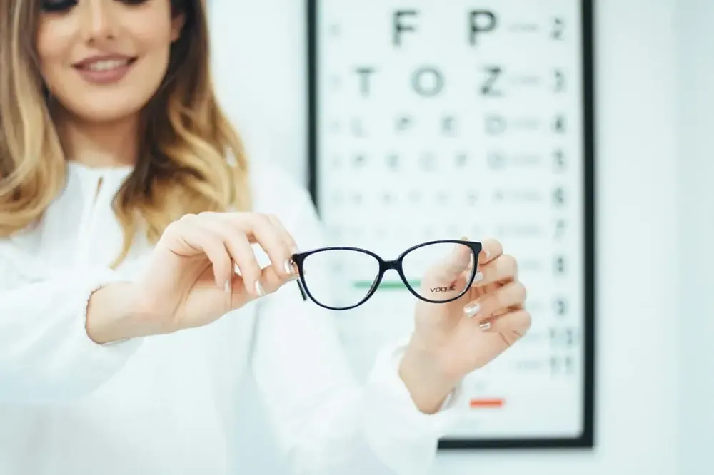 opticienne proposant une monture