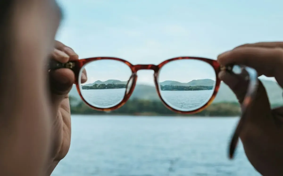 homme regardant a travers ses lunettes