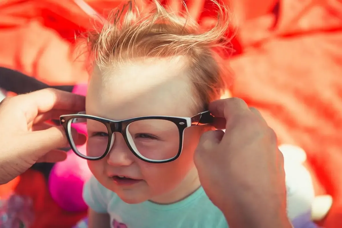enfants portant des lunettes