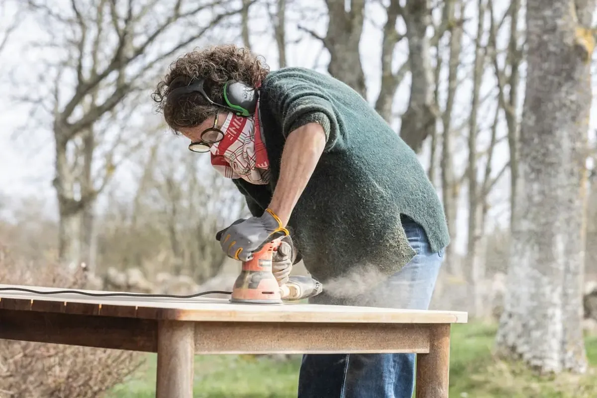 homme bricolant avec sa deuxième paire de lunettes