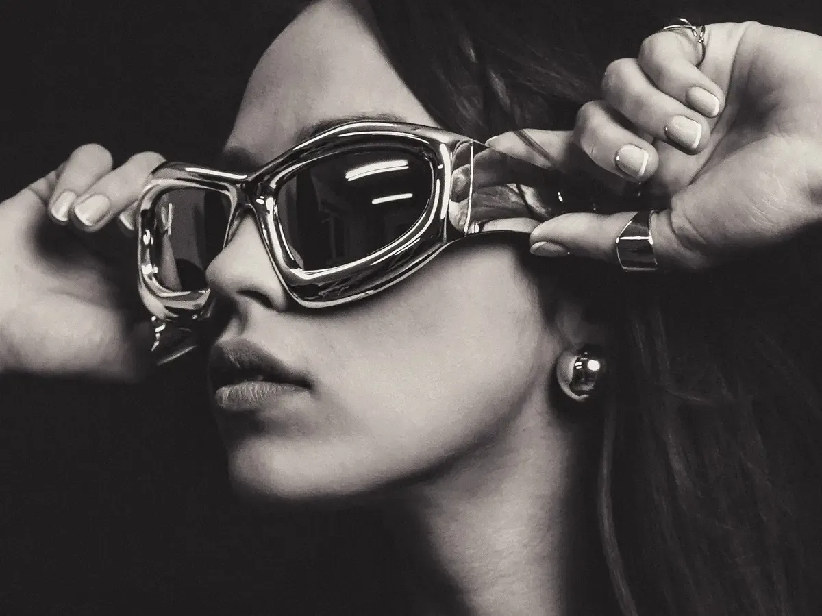 Femme portant des lunettes de soleil