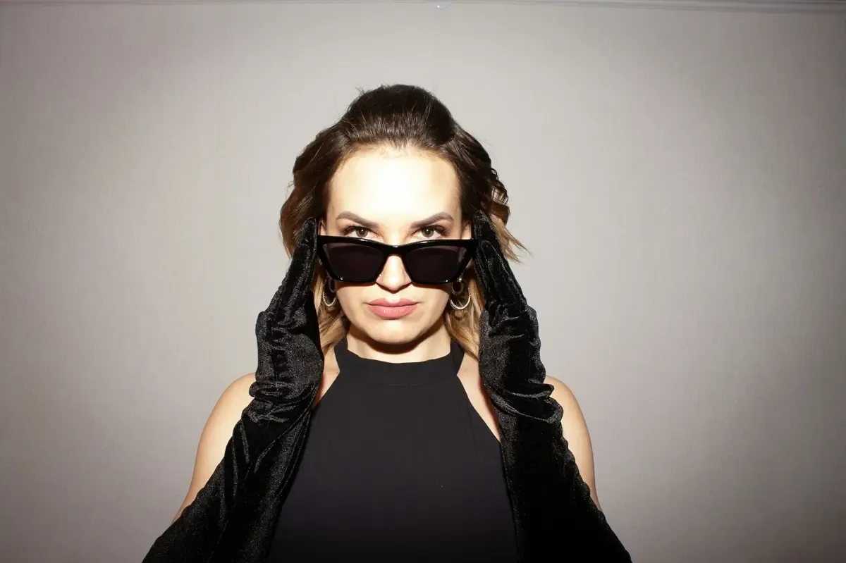 femme portant des lunettes de soleil