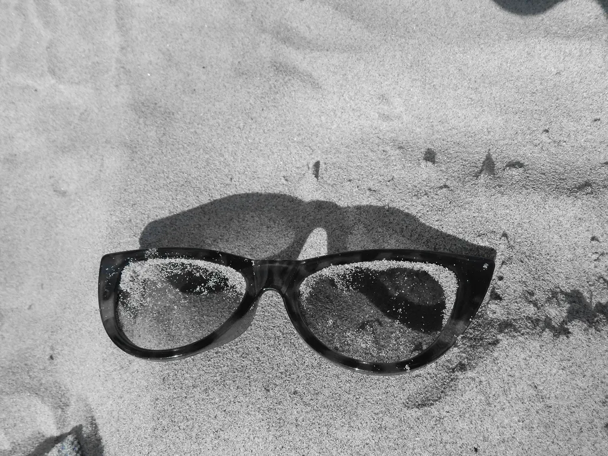 lunettes dans du sable
