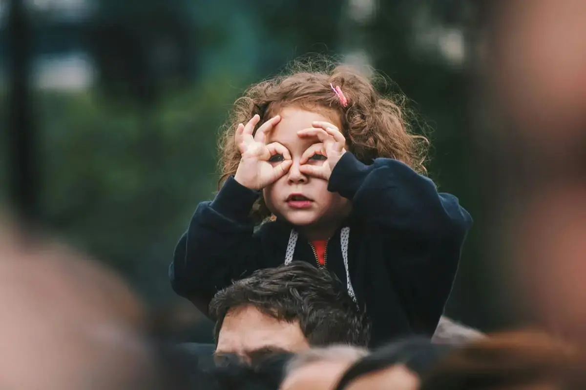 petite fille imitant lunettes