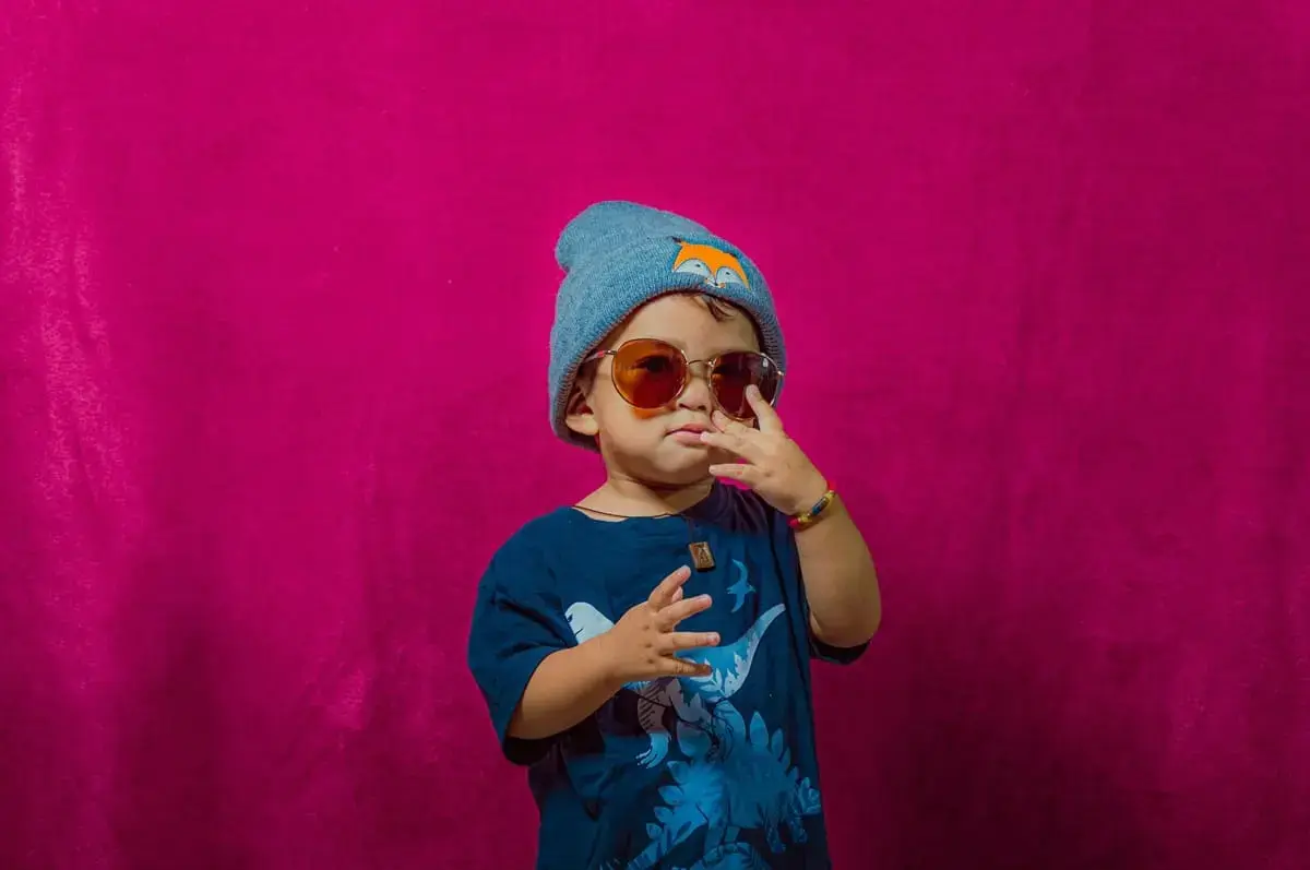 enfant portant des lunettes trop grandes